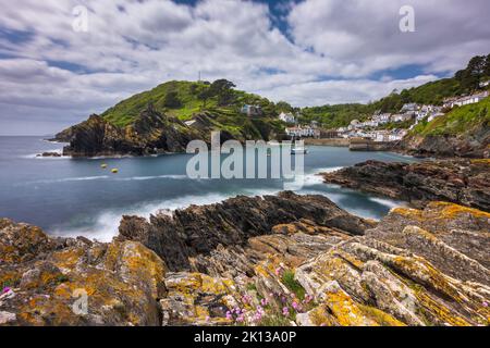 Das wunderschöne kornische Fischerdorf Polperro, eingebettet zwischen den Klippen an der Südküste von Cornwall, England, Großbritannien, Europa Stockfoto