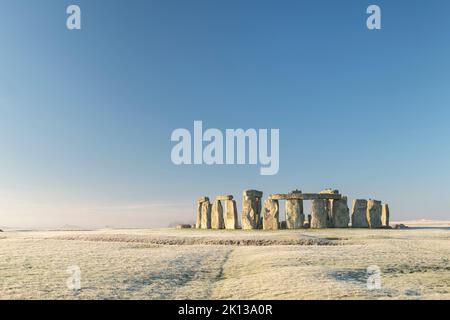 Stonehenge, UNESCO-Weltkulturerbe, bei Sonnenaufgang an einem frostigen Wintermorgen, Wiltshire, England, Großbritannien, Europa Stockfoto