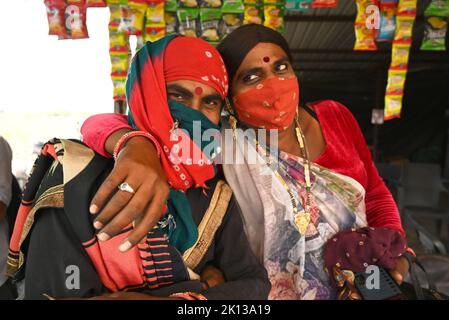 Zwei Hijras, Transgender, gute Freunde, an einer Straßenrand-Dhaba, die versuchen, jede Arbeit, wo sie können, aufzunehmen, Bawla, Gujarat, Indien, Asien Stockfoto