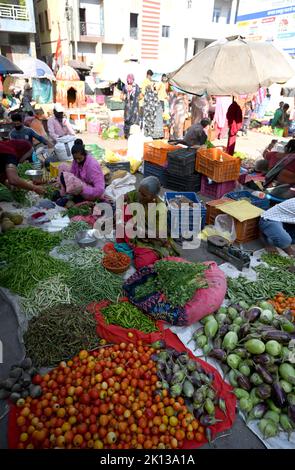 Geschäftigen Gemüsemarkt am Morgen im Stadtzentrum, Dwarka, Gujarat, Indien, Asien Stockfoto