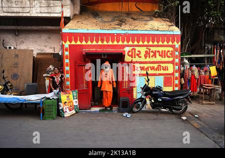 Hinduistischer, in heiliger Orange gekleideter, in einem winzigen Hindu-Tempel in der Nähe von Gomati Ghat, Dwarka, Gujarat, Indien, Asien Stockfoto