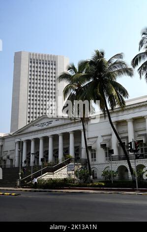 Ein moderner Wolkenkratzer erhebt sich über der 200 Jahre alten Asiatic Society Library und dem Rathaus, das 1804 in Mumbai, Indien und Asien erbaut wurde Stockfoto
