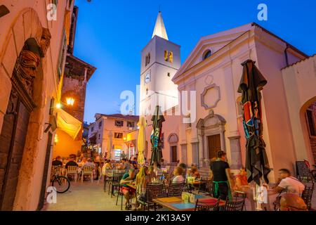 Blick auf die St. Georgs Kirche und Essen im Freien in der Abenddämmerung in Lovran Dorf, Lovran, Kvarner Bucht, Ostistrien, Kroatien, Europa Stockfoto