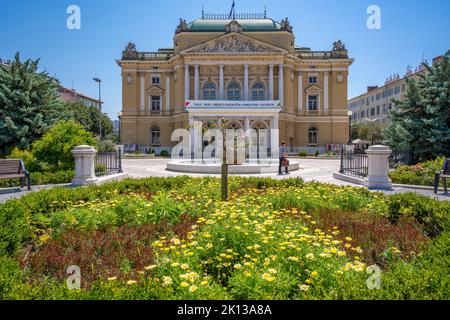 Blick auf den Theaterpark und das Kroatische Nationaltheater, Rijeka, Kvarner-Bucht, Kroatien, Europa Stockfoto