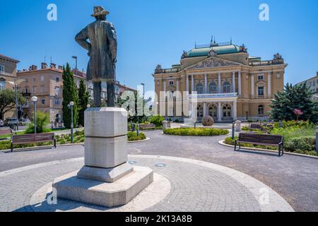 Blick auf die Statue von Ivan Zajc im Theaterpark und im Kroatischen Nationaltheater, Rijeka, Kvarner-Bucht, Kroatien, Europa Stockfoto