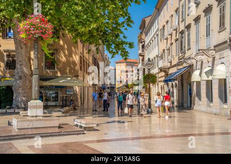 Blick auf Geschäfte, Menschen und kunstvolle Architektur auf Korzo, Rijeka, Kvarner Bucht, Kroatien, Europa Stockfoto