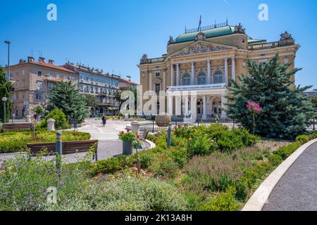 Blick auf den Theaterpark und das Kroatische Nationaltheater, Rijeka, Kvarner-Bucht, Kroatien, Europa Stockfoto