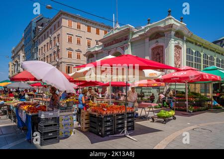 Blick auf den Obst- und Gemüsestandstand und das Äußere des verzierten Zentralmarktgebäudes, Rijeka, Kroatien, Europa Stockfoto