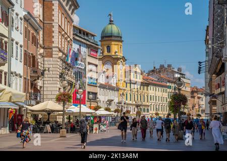 Blick auf den barocken Uhrturm und die Geschäfte auf Korzo, Rijeka, Kvarner-Bucht, Kroatien, Europa Stockfoto