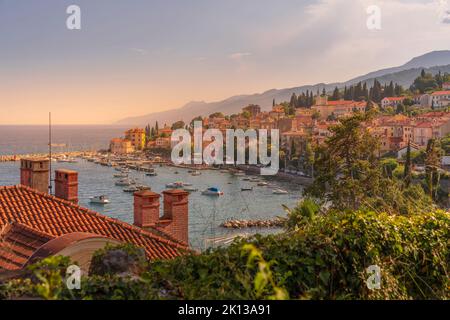 Blick auf Marina, Dächer und Bucht von erhöhter Lage in Volosko, Opatija, Kvarner Bucht, Kroatien, Europa Stockfoto