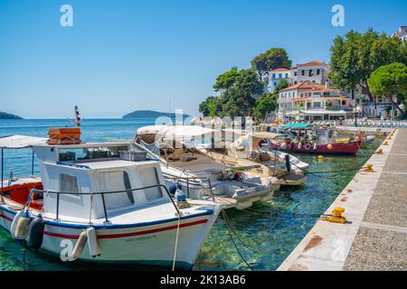 Blick auf Belvedere Skiathos Alter Hafen und Skiathos Stadt, Skiathos Insel, Sporaden Inseln, griechische Inseln, Griechenland, Europa Stockfoto