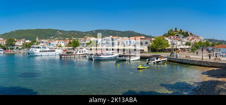 Blick auf Belvedere Skiathos Alter Hafen und Skiathos Stadt, Skiathos Insel, Sporaden Inseln, griechische Inseln, Griechenland, Europa Stockfoto