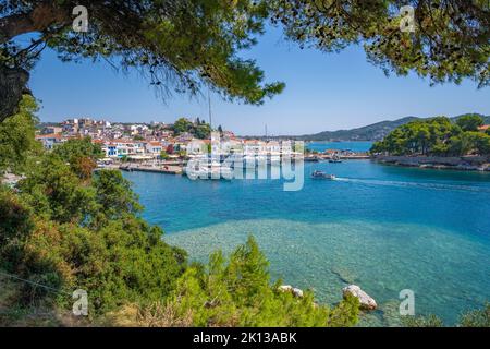 Blick auf Belvedere Skiathos Alter Hafen von erhöhter Lage in Skiathos Stadt, Skiathos Insel, Sporaden Inseln, Griechische Inseln, Griechenland, Europa Stockfoto