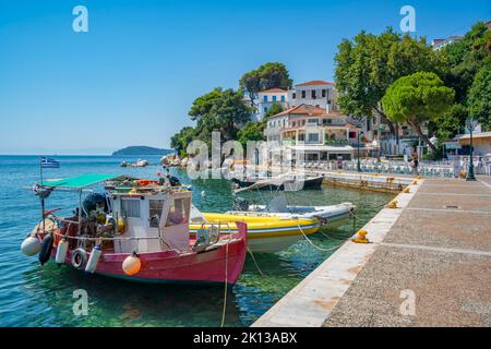 Blick auf Belvedere Skiathos Alter Hafen und Skiathos Stadt, Skiathos Insel, Sporaden Inseln, griechische Inseln, Griechenland, Europa Stockfoto