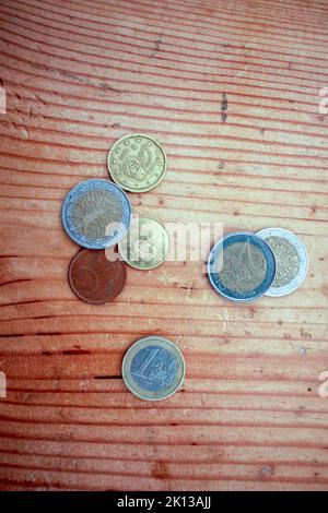 Einige Euro-Münzen verstreut auf einem Holztisch Stockfoto