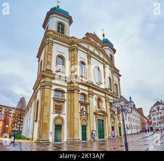 LUZERN, SCHWEIZ - 30. MÄRZ 2022: Jesuitenkirche am Ufer des Reuss, am 30. März in Luzern, Schweiz Stockfoto