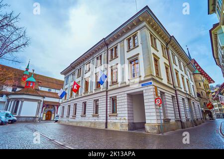 LUZERN, SCHWEIZ - 30. MÄRZ 2022: Altstadt mit bescheidenen alten Gebäuden und Häusern, am 30. März in Luzern, Schweiz Stockfoto