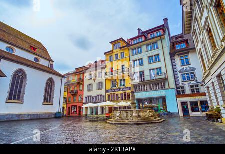 LUZERN, SCHWEIZ - 30. MÄRZ 2022: Franziskaner platz mit Historienbrunnen und bunten Häusern, am 30. März in Luzern, Schweiz Stockfoto