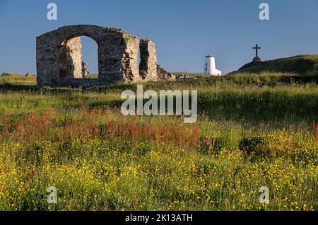 St. Dwynwen's Church und Twr Mawr Leuchtturm auf Llanddwyn Island, in der Nähe von Newborough, Anglesey, North Wales, Vereinigtes Königreich, Europa Stockfoto