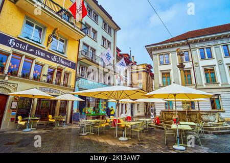 LUZERN, SCHWEIZ - 30. MÄRZ 2022: Leere Straßen während regnerischer Tage in der Altstadt, am 30. März in Luzern, Schweiz Stockfoto