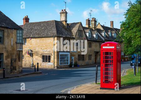 Rote Telefondose in High Street, Chipping Campden, Cotswolds, Gloucestershire, England, Vereinigtes Königreich, Europa Stockfoto