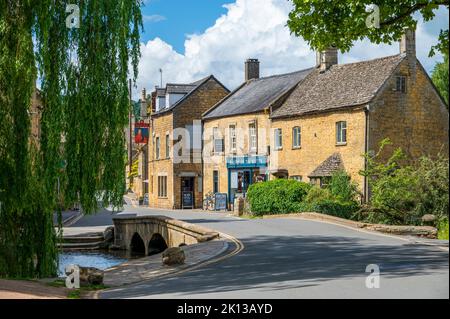 Dorfszene mit Brücke über den Fluss Windrush, Bourton-on-the-Water, Cotswolds, Gloucestershire, England, Vereinigtes Königreich, Europa Stockfoto