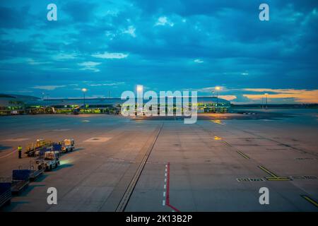 Prag, Tschechische republik - 4. September 2022: Das Leben am Prager Flughafen bei Wolken im farbenfrohen Sonnenuntergang. Stockfoto