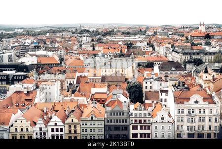 Blick von der Dachterrasse auf die Stadt Pilsen. Tschechische Republik Stockfoto