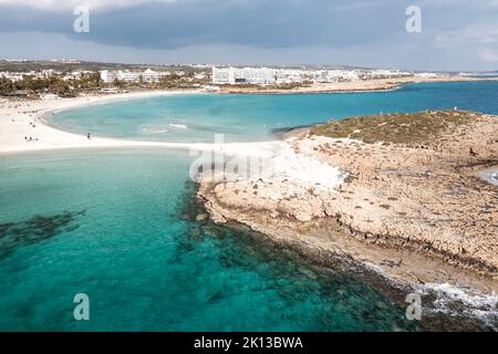 Berühmter Nissi Strand im Frühjahr, vor Beginn der Touristensaison. Ayia Napa, Zypern Stockfoto