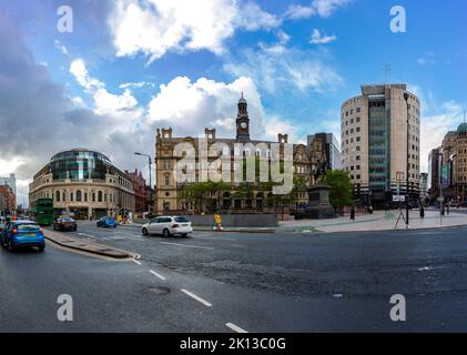 CITY SQUARE, LEEDS, GROSSBRITANNIEN - 9. SEPTEMBER 2022. Ein Skyline-Bild der Stadt mit den Gebäuden und der Architektur des City Square im Zentrum von Leeds, West Y Stockfoto