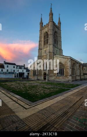 PETERBOROUGH, GROSSBRITANNIEN - 9. SEPTEMBER 2022. Die alte Architektur der St. John the Baptist Kirche im Stadtzentrum von Peterborough bei Sonnenuntergang Stockfoto