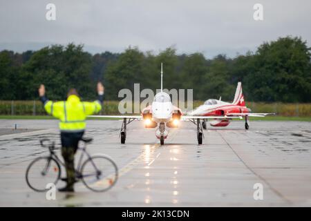 Mosnov, Tschechische Republik. 15. September 2022. Die Patrouille Suisse, das Kunstflugteam der Schweizer Luftwaffe, das an den Wochenende der NATO-Tage und der Tage der tschechischen Luftwaffe teilnehmen wird, landete am Donnerstag, 15. September 2022, Mosnov, Tschechische Republik, auf dem Flughafen Mosnov. Die NATO-Tage vom 17. Bis 18. September sind die größte Sicherheitsschau in Europa. Kredit: Vladimir Prycek/CTK Foto/Alamy Live Nachrichten Stockfoto