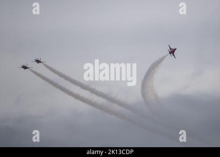 Mosnov, Tschechische Republik. 15. September 2022. Die Patrouille Suisse, das Kunstflugteam der Schweizer Luftwaffe, das an den Wochenende der NATO-Tage und der Tage der tschechischen Luftwaffe teilnehmen wird, landete am Donnerstag, 15. September 2022, Mosnov, Tschechische Republik, auf dem Flughafen Mosnov. Die NATO-Tage vom 17. Bis 18. September sind die größte Sicherheitsschau in Europa. Kredit: Vladimir Prycek/CTK Foto/Alamy Live Nachrichten Stockfoto