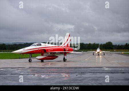 Mosnov, Tschechische Republik. 15. September 2022. Die Patrouille Suisse, das Kunstflugteam der Schweizer Luftwaffe, das an den Wochenende der NATO-Tage und der Tage der tschechischen Luftwaffe teilnehmen wird, landete am Donnerstag, 15. September 2022, Mosnov, Tschechische Republik, auf dem Flughafen Mosnov. Die NATO-Tage vom 17. Bis 18. September sind die größte Sicherheitsschau in Europa. Kredit: Vladimir Prycek/CTK Foto/Alamy Live Nachrichten Stockfoto