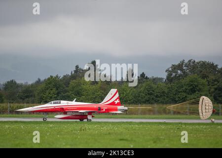 Mosnov, Tschechische Republik. 15. September 2022. Die Patrouille Suisse, das Kunstflugteam der Schweizer Luftwaffe, das an den Wochenende der NATO-Tage und der Tage der tschechischen Luftwaffe teilnehmen wird, landete am Donnerstag, 15. September 2022, Mosnov, Tschechische Republik, auf dem Flughafen Mosnov. Die NATO-Tage vom 17. Bis 18. September sind die größte Sicherheitsschau in Europa. Kredit: Vladimir Prycek/CTK Foto/Alamy Live Nachrichten Stockfoto