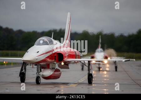 Mosnov, Tschechische Republik. 15. September 2022. Die Patrouille Suisse, das Kunstflugteam der Schweizer Luftwaffe, das an den Wochenende der NATO-Tage und der Tage der tschechischen Luftwaffe teilnehmen wird, landete am Donnerstag, 15. September 2022, Mosnov, Tschechische Republik, auf dem Flughafen Mosnov. Die NATO-Tage vom 17. Bis 18. September sind die größte Sicherheitsschau in Europa. Kredit: Vladimir Prycek/CTK Foto/Alamy Live Nachrichten Stockfoto