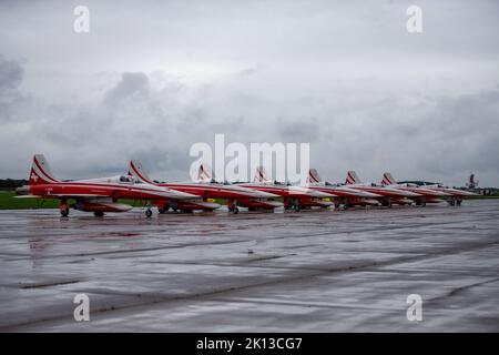 Mosnov, Tschechische Republik. 15. September 2022. Die Patrouille Suisse, das Kunstflugteam der Schweizer Luftwaffe, das an den Wochenende der NATO-Tage und der Tage der tschechischen Luftwaffe teilnehmen wird, landete am Donnerstag, 15. September 2022, Mosnov, Tschechische Republik, auf dem Flughafen Mosnov. Die NATO-Tage vom 17. Bis 18. September sind die größte Sicherheitsschau in Europa. Kredit: Vladimir Prycek/CTK Foto/Alamy Live Nachrichten Stockfoto