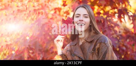 Glückliche Frau mit bunten Herbstblättern am Vogelbeerbaum, Portrait. Herbst Herbst Frau Banner mit Kopieplatz. Stockfoto