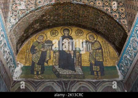 ISTANBUL, TÜRKEI - 11. SEPTEMBER 2017: Es ist ein Mosaik aus byzantinischer Zeit über dem Ausgang der Hagia Sophia. Stockfoto