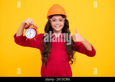 Kleiner Baumeister Experte für Helm auf der Baustelle. Teen Mädchen Maler mit Malerei Pinsel Werkzeug oder Malrolle. Kind bei der Reparatur von Arbeiten. Renovierung Stockfoto