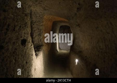 KAYMAKLI, TÜRKEI - 5. OKTOBER 2020: Dies ist eine der unterirdischen Tunnel-Straßen der alten Stadt der Zuflucht der frühen Christen. Stockfoto