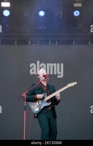 Die nordirische Musikband Two Door Cinema Club tritt beim Tempelhof Sounds Festival in Berlin auf Stockfoto