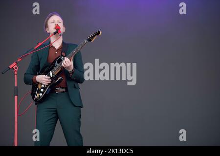 Die nordirische Musikband Two Door Cinema Club tritt beim Tempelhof Sounds Festival in Berlin auf Stockfoto