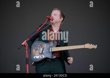 Die nordirische Musikband Two Door Cinema Club tritt beim Tempelhof Sounds Festival in Berlin auf Stockfoto