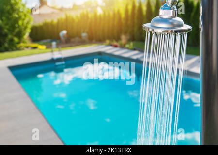 Dusche Mit Laufendem Außenpool. Erholungsgebiet Im Hinterhof. Stockfoto