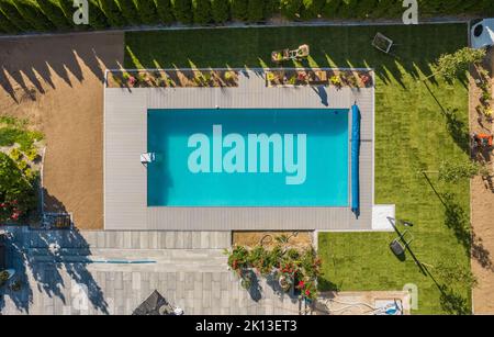 Wohnbau Landschaftsthema. Freiluft-Swimmingpool Umgebung Naturrasen Installation. Neuer Garten Rasen. Stockfoto
