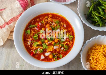 Das berühmte Bengalische Street Food Ghugni und Puri ist bereit zu essen. Stockfoto