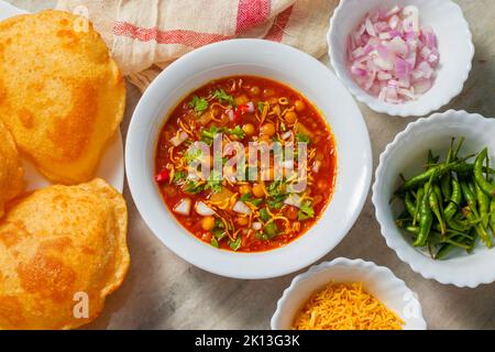 Das berühmte Bengalische Street Food Ghugni und Puri ist bereit zu essen. Stockfoto