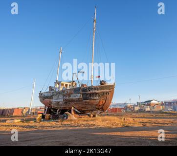 Verlassene alte Fischerboot an der Küste des Arktischen Ozeans in Iqaluit, Nunavut Stockfoto