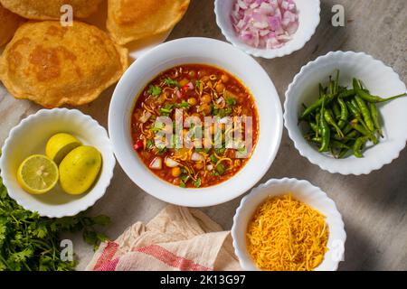 Das berühmte Bengalische Street Food Ghugni und Puri ist bereit zu essen. Stockfoto